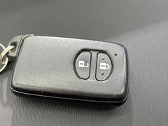 【スマートキー】カバンやポケットに入れたままでもドアの施錠・解錠が可能なスマートキーを装備。エンジンのオン・オフ時もカギを取り出す必要が無いからとっても便利です♪ 6
