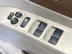 【電動格納ミラー】サイドミラーは電動格納式となっており、狭い駐車場でもキズがつくリスクを抑えられます。 4