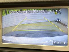 【バックカメラ】駐車時に後方がリアルタイム映像で確認できます。大型商業施設や立体駐車場での駐車時や、夜間のバック時に大活躍！運転スキルに関わらず、今や必須となった装備のひとつです！ 4