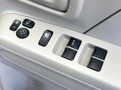 【電動格納ミラー】サイドミラーは電動格納式となっており、狭い駐車場でもキズがつくリスクを抑えられます。 6