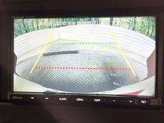 【バックカメラ】駐車時に後方がリアルタイム映像で確認できます。大型商業施設や立体駐車場での駐車時や、夜間のバック時に大活躍！運転スキルに関わらず、今や必須となった装備のひとつです！ 4