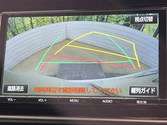 【バックカメラ】駐車時に後方がリアルタイム映像で確認できます。大型商業施設や立体駐車場での駐車時や、夜間のバック時に大活躍！運転スキルに関わらず、今や必須となった装備のひとつです！ 6