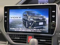 【純正１０型ナビ】人気の純正ナビを装備しております。ナビの使いやすさはもちろん、オーディオ機能も充実！キャンプや旅行はもちろん、通勤や買い物など普段のドライブも楽しくなるはず♪ 5