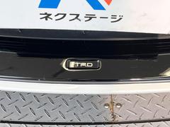 【ＴＲＤエアロ】人気のＴＲＤエアロを装備！クルマの外観がよりスタイリッシュになり、街中で存在感あふれる１台に♪将来買い替える時にもリセールに影響しやすく、価値ある人気の装備です！ 3