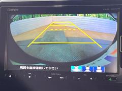 【バックカメラ】駐車時に後方がリアルタイム映像で確認できます。大型商業施設や立体駐車場での駐車時や、夜間のバック時に大活躍！運転スキルに関わらず、今や必須となった装備のひとつです！ 5