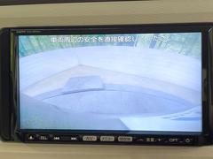 【バックカメラ】駐車時に後方がリアルタイム映像で確認できます。大型商業施設や立体駐車場での駐車時や、夜間のバック時に大活躍！運転スキルに関わらず、今や必須となった装備のひとつです！ 5