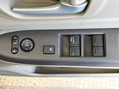 【電動格納ミラー】サイドミラーは電動格納式となっており、狭い駐車場でもキズがつくリスクを抑えられます。 7