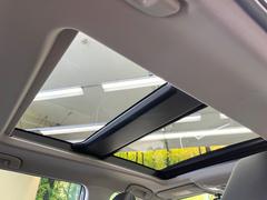 【パノラマルーフ】大型のガラスルーフ搭載で車内の解放感が一気にアップ！開放的なドライブをお楽しみいただけます。 3