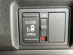 【パワースライドドア】スマートキーや運転席のスイッチでスライドドアの開閉が可能♪電動だから力を入れてドアを開ける必要が無く、小さいお子様でも、重い荷物を持っている時もラクに開け閉めできます♪ 5