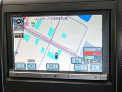 【純正８型ナビ】人気の純正ナビを装備しております。ナビの使いやすさはもちろん、オーディオ機能も充実！キャンプや旅行はもちろん、通勤や買い物など普段のドライブも楽しくなるはず♪ 4