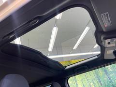 【ガラスルーフ】ガラスルーフ搭載で車内の解放感が一気にアップ！開放的なドライブをお楽しみいただけます。 3