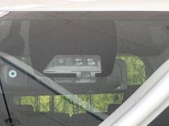 【トヨタセーフティセンス】走行中に前方の車両等を認識し、衝突しそうな時は警報とブレーキで衝突回避と被害軽減をアシスト。より安全にドライブをお楽しみいただけます。 3