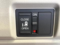 【パワースライドドア】スマートキーや運転席のスイッチでスライドドアの開閉が可能♪電動だから力を入れてドアを開ける必要が無く、小さいお子様でも、重い荷物を持っている時もラクに開け閉めできます♪ 6