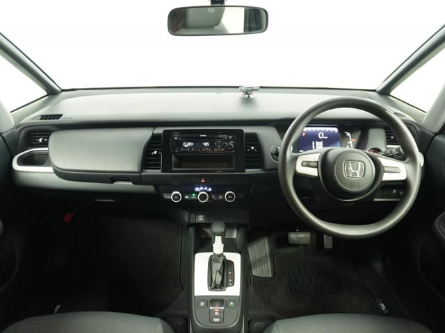 フィット ベーシック 純正CDチューナー/ETC車載器/スマートキー/盗難防止装置/横滑り制御装置/両席SRSエアバッグ/ABS/電動格納式ドアミラー/チップアップシート/パワーウインドウ/サイド&サイドカーテンエアバッグ(5枚目)