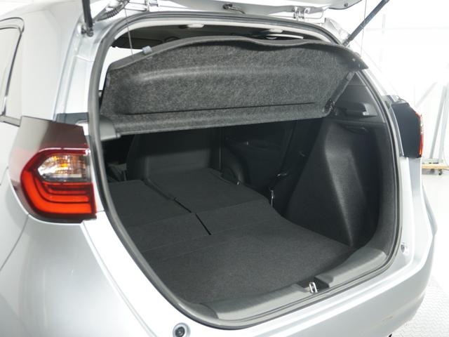 フィット ベーシック 純正CDチューナー/ETC車載器/スマートキー/盗難防止装置/横滑り制御装置/両席SRSエアバッグ/ABS/電動格納式ドアミラー/チップアップシート/パワーウインドウ/サイド&サイドカーテンエアバッグ(14枚目)