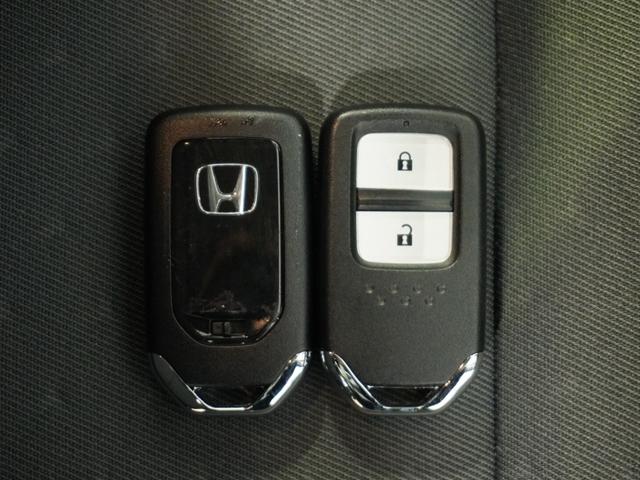 フィット ベーシック 純正CDチューナー/ETC車載器/スマートキー/盗難防止装置/横滑り制御装置/両席SRSエアバッグ/ABS/電動格納式ドアミラー/チップアップシート/パワーウインドウ/サイド&サイドカーテンエアバッグ(17枚目)