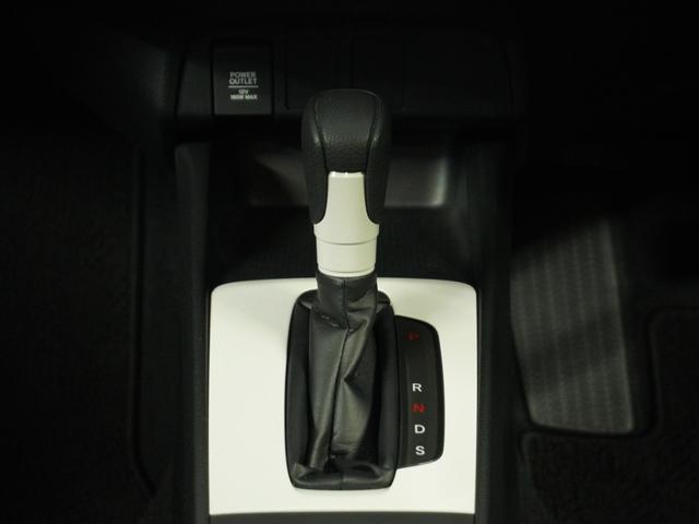 フィット ベーシック 純正CDチューナー/ETC車載器/スマートキー/盗難防止装置/横滑り制御装置/両席SRSエアバッグ/ABS/電動格納式ドアミラー/チップアップシート/パワーウインドウ/サイド&サイドカーテンエアバッグ(32枚目)