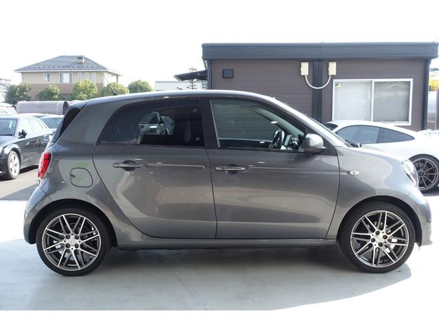 スマートフォーフォー ＢＲＡＢＵＳ　エクスクルーシブ　ブラックレザーシート　シートヒーター　パナソニック製ナビＴＶ　バックカメラ　ＥＴＣ　パノラマルーフ　パドルシフト　キーレス　純正１７インチアルミホイール　保証書　取説（8枚目）