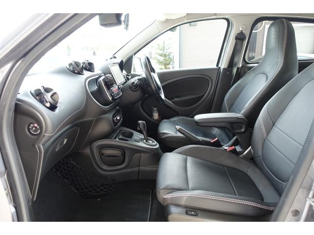 スマートフォーフォー ＢＲＡＢＵＳ　エクスクルーシブ　ブラックレザーシート　シートヒーター　パナソニック製ナビＴＶ　バックカメラ　ＥＴＣ　パノラマルーフ　パドルシフト　キーレス　純正１７インチアルミホイール　保証書　取説（32枚目）