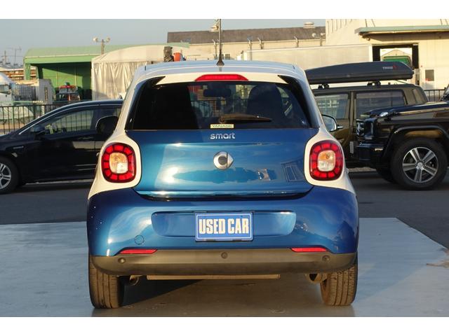 スマートフォーフォー プライム　ブラックレザーシート　パノラマルーフ　キーレス２本　Ｂｌｕｅｔｏｏｔｈ対応オーディオ　シートヒーター　衝突軽減ブレーキ　クルーズコントロール　純正アルミホイール（8枚目）