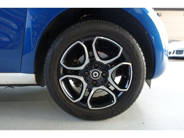 スマートフォーフォー プライム　ブラックレザーシート　パノラマルーフ　キーレス２本　Ｂｌｕｅｔｏｏｔｈ対応オーディオ　シートヒーター　衝突軽減ブレーキ　クルーズコントロール　純正アルミホイール（15枚目）