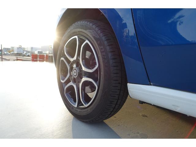 スマートフォーフォー プライム　ブラックレザーシート　パノラマルーフ　キーレス２本　Ｂｌｕｅｔｏｏｔｈ対応オーディオ　シートヒーター　衝突軽減ブレーキ　クルーズコントロール　純正アルミホイール（18枚目）