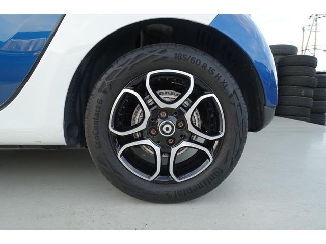 スマートフォーフォー プライム　ブラックレザーシート　パノラマルーフ　キーレス２本　Ｂｌｕｅｔｏｏｔｈ対応オーディオ　シートヒーター　衝突軽減ブレーキ　クルーズコントロール　純正アルミホイール（19枚目）