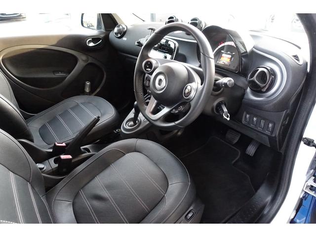 スマートフォーフォー プライム　ブラックレザーシート　パノラマルーフ　キーレス２本　Ｂｌｕｅｔｏｏｔｈ対応オーディオ　シートヒーター　衝突軽減ブレーキ　クルーズコントロール　純正アルミホイール（21枚目）