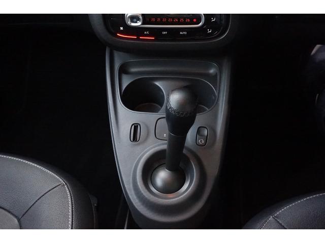 スマートフォーフォー プライム　ブラックレザーシート　パノラマルーフ　キーレス２本　Ｂｌｕｅｔｏｏｔｈ対応オーディオ　シートヒーター　衝突軽減ブレーキ　クルーズコントロール　純正アルミホイール（30枚目）