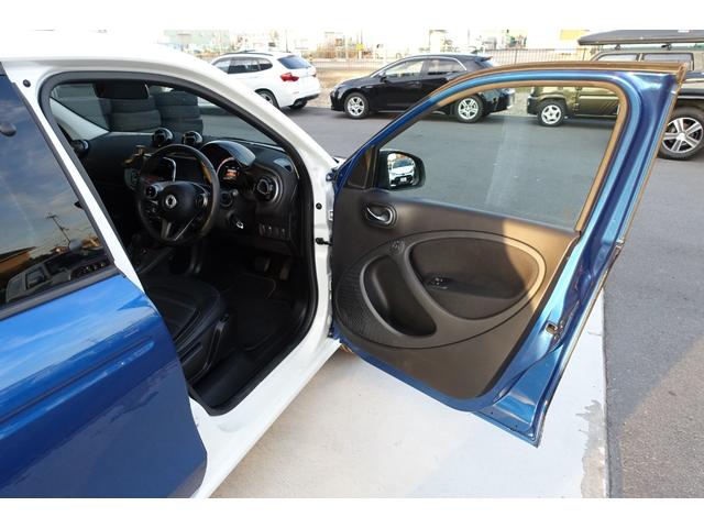 スマートフォーフォー プライム　ブラックレザーシート　パノラマルーフ　キーレス２本　Ｂｌｕｅｔｏｏｔｈ対応オーディオ　シートヒーター　衝突軽減ブレーキ　クルーズコントロール　純正アルミホイール（48枚目）