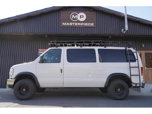 Ｅ－１５０ 　ＸＬＴ　８人乗り　Ｓｍｉｔｔｙｂｉｌｔキャリア　ＡＬＵＭＩＮＥＳＳラダー　Ａｍｅｒｉｃａｎ　ｒａｃｉｎｇホイール　２インチリフトアップ　Ｂｕｓｈｗａｃｋｅｒオーバーフェンダー　Ｃｕｒｔヒッチメンバー（6枚目）