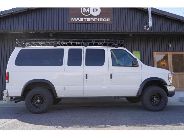 Ｅ－１５０ 　ＸＬＴ　８人乗り　Ｓｍｉｔｔｙｂｉｌｔキャリア　ＡＬＵＭＩＮＥＳＳラダー　Ａｍｅｒｉｃａｎ　ｒａｃｉｎｇホイール　２インチリフトアップ　Ｂｕｓｈｗａｃｋｅｒオーバーフェンダー　Ｃｕｒｔヒッチメンバー（7枚目）