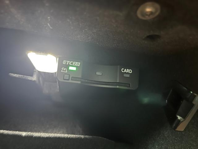 タイカン タイカン　４Ｓ　禁煙車　シートヒーター　レーンチェンジアシスト　ブラックレザーシート　全方位カメラ　ブラインドスポット　ドライブレコーダー　　パワーバックドア　ＡｐｐｌｅＣａｒＰｌａｙ（8枚目）