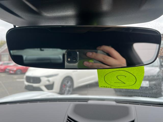 タイカン タイカン　４Ｓ　禁煙車　シートヒーター　レーンチェンジアシスト　ブラックレザーシート　全方位カメラ　ブラインドスポット　ドライブレコーダー　　パワーバックドア　ＡｐｐｌｅＣａｒＰｌａｙ（9枚目）