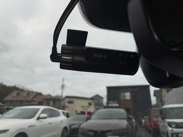 タイカン タイカン　４Ｓ　禁煙車　シートヒーター　レーンチェンジアシスト　ブラックレザーシート　全方位カメラ　ブラインドスポット　ドライブレコーダー　　パワーバックドア　ＡｐｐｌｅＣａｒＰｌａｙ（24枚目）