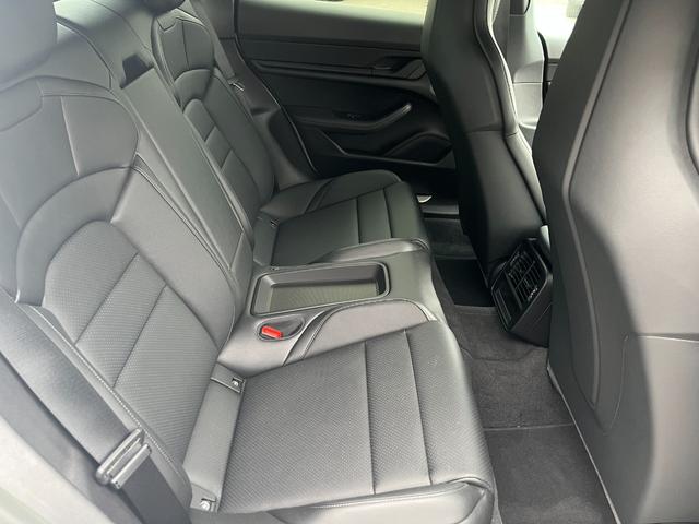 タイカン タイカン　４Ｓ　禁煙車　シートヒーター　レーンチェンジアシスト　ブラックレザーシート　全方位カメラ　ブラインドスポット　ドライブレコーダー　　パワーバックドア　ＡｐｐｌｅＣａｒＰｌａｙ（25枚目）