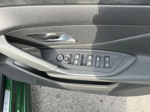 308 GT ブルーHDi 360度ビジョン ロゴ付きディンプル革巻きステアリングホイール パワーシート ハーフレザーシート マトリクスLEDヘッドランプ ハンドルヒーター レーンポジショニングアシスト 禁煙車 純正ナビ 1(9枚目)