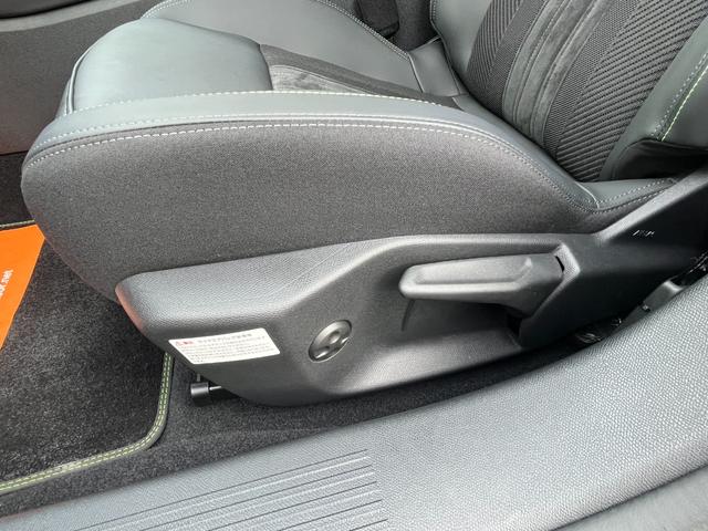 308 GT ブルーHDi 360度ビジョン ロゴ付きディンプル革巻きステアリングホイール パワーシート ハーフレザーシート マトリクスLEDヘッドランプ ハンドルヒーター レーンポジショニングアシスト 禁煙車 純正ナビ 1(39枚目)