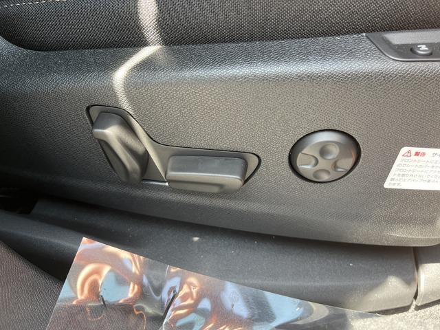 ３００８ ＧＴ　登録済未使用車　ガラスルーフ　ＡｐｐｌｅＣａｒＰｌａｙ　アドバンスドグリップコントロール　ヒルディセントコントロール　禁煙車１８インチアルミホイル　ＧＴロゴ革巻きステアリング（7枚目）