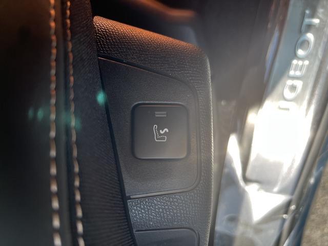 ３００８ ＧＴ　登録済未使用車　ガラスルーフ　ＡｐｐｌｅＣａｒＰｌａｙ　アドバンスドグリップコントロール　ヒルディセントコントロール　禁煙車１８インチアルミホイル　ＧＴロゴ革巻きステアリング（9枚目）