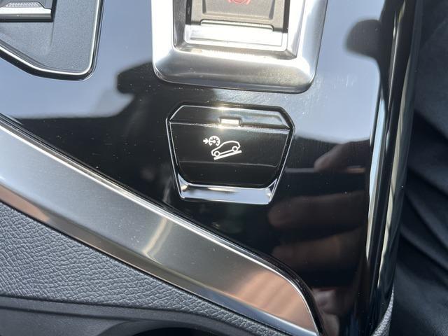 ３００８ ＧＴ　登録済未使用車　ガラスルーフ　ＡｐｐｌｅＣａｒＰｌａｙ　アドバンスドグリップコントロール　ヒルディセントコントロール　禁煙車１８インチアルミホイル　ＧＴロゴ革巻きステアリング（12枚目）