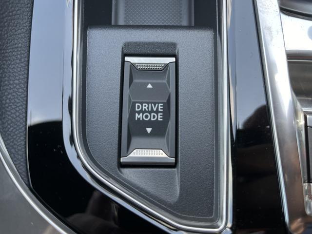 ３００８ ＧＴ　登録済未使用車　ガラスルーフ　ＡｐｐｌｅＣａｒＰｌａｙ　アドバンスドグリップコントロール　ヒルディセントコントロール　禁煙車１８インチアルミホイル　ＧＴロゴ革巻きステアリング（13枚目）