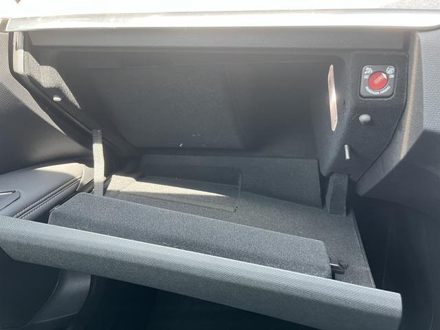 ３００８ ＧＴ　登録済未使用車　ガラスルーフ　ＡｐｐｌｅＣａｒＰｌａｙ　アドバンスドグリップコントロール　ヒルディセントコントロール　禁煙車１８インチアルミホイル　ＧＴロゴ革巻きステアリング（29枚目）