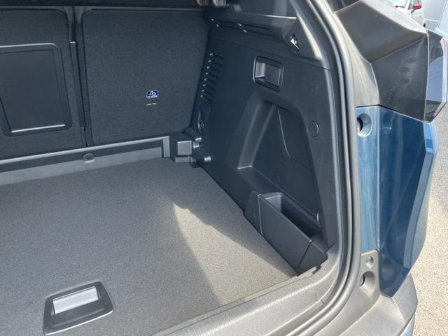 ３００８ ＧＴ　登録済未使用車　ガラスルーフ　ＡｐｐｌｅＣａｒＰｌａｙ　アドバンスドグリップコントロール　ヒルディセントコントロール　禁煙車１８インチアルミホイル　ＧＴロゴ革巻きステアリング（54枚目）