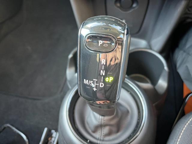 ＭＩＮＩ ワン　ファーストパッケージ　エッセンシャル・トリム　エッセンシャルトリム　ＡｐｐｌｅＣａｒＰｌａｙ　禁煙車　クルーズコントロール　パークディスタンス　クロームエンブレム　ＥＴＣ　禁煙車　クロームリアコンビネーションランプ　オプション１５インチアルミ（4枚目）