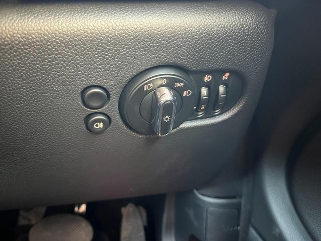 ＭＩＮＩ ワン　ファーストパッケージ　エッセンシャル・トリム　エッセンシャルトリム　ＡｐｐｌｅＣａｒＰｌａｙ　禁煙車　クルーズコントロール　パークディスタンス　クロームエンブレム　ＥＴＣ　禁煙車　クロームリアコンビネーションランプ　オプション１５インチアルミ（5枚目）