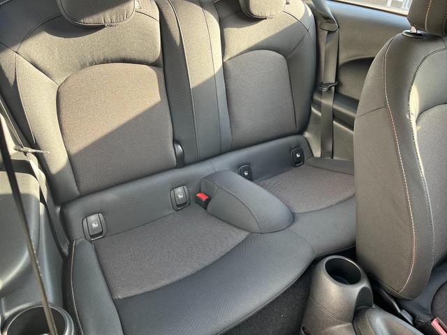 ＭＩＮＩ ワン　ファーストパッケージ　エッセンシャル・トリム　エッセンシャルトリム　ＡｐｐｌｅＣａｒＰｌａｙ　禁煙車　クルーズコントロール　パークディスタンス　クロームエンブレム　ＥＴＣ　禁煙車　クロームリアコンビネーションランプ　オプション１５インチアルミ（6枚目）