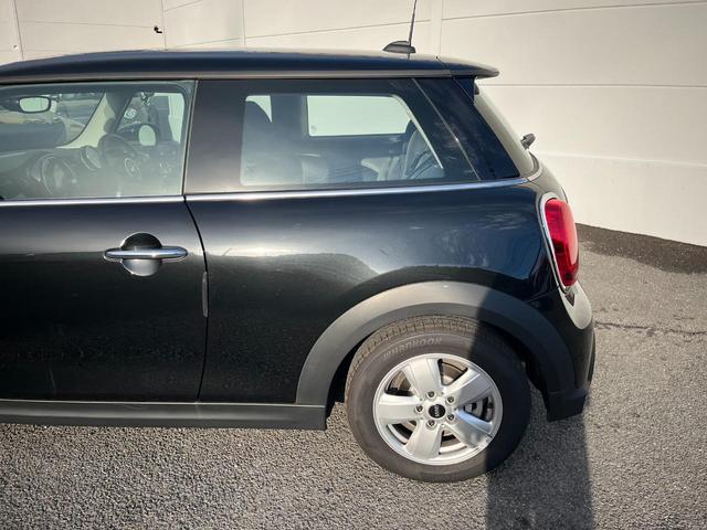 ＭＩＮＩ ワン　ファーストパッケージ　エッセンシャル・トリム　エッセンシャルトリム　ＡｐｐｌｅＣａｒＰｌａｙ　禁煙車　クルーズコントロール　パークディスタンス　クロームエンブレム　ＥＴＣ　禁煙車　クロームリアコンビネーションランプ　オプション１５インチアルミ（9枚目）