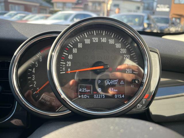 ＭＩＮＩ ワン　ファーストパッケージ　エッセンシャル・トリム　エッセンシャルトリム　ＡｐｐｌｅＣａｒＰｌａｙ　禁煙車　クルーズコントロール　パークディスタンス　クロームエンブレム　ＥＴＣ　禁煙車　クロームリアコンビネーションランプ　オプション１５インチアルミ（12枚目）