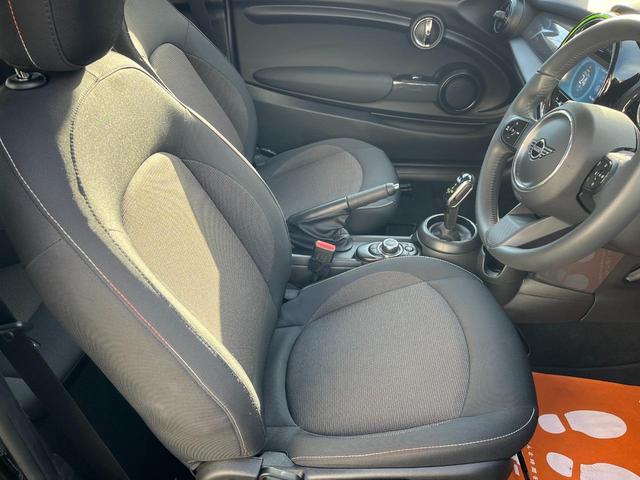 ＭＩＮＩ ワン　ファーストパッケージ　エッセンシャル・トリム　エッセンシャルトリム　ＡｐｐｌｅＣａｒＰｌａｙ　禁煙車　クルーズコントロール　パークディスタンス　クロームエンブレム　ＥＴＣ　禁煙車　クロームリアコンビネーションランプ　オプション１５インチアルミ（20枚目）